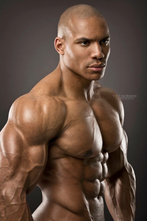 MALE BODYBUILDERS WITH MEGA PECS: ROGER SNIPES.