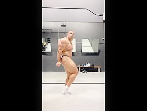 The masked Bodybuilder (MuscleBullxxx29)