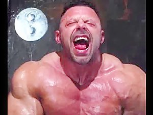 Showering hot muscle sex 😍💦😘