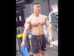 Daddy jie’s hugh muscle flex!