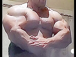MASSIXMAN - Massive Muscleman…