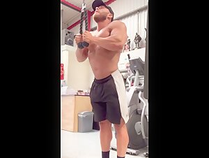 BODYBUILDER PANTSED IN PUBLIC