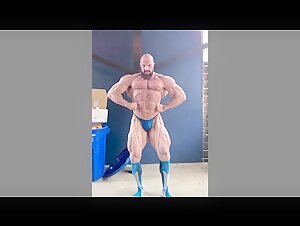 Muscle daddy Marcelo Cruz