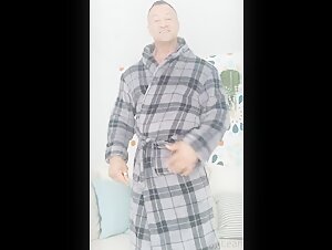 Muscle Daddy takes off his bathrobe