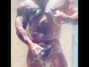 🔥Muscle stud horny in the shower🌶 beefymuscle.com