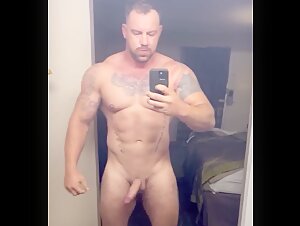 Daddy Muscle in mirro